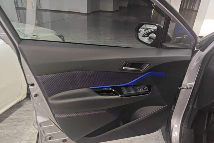Used Toyota IZOA 2020 2.0L Yichi Version Interior 7