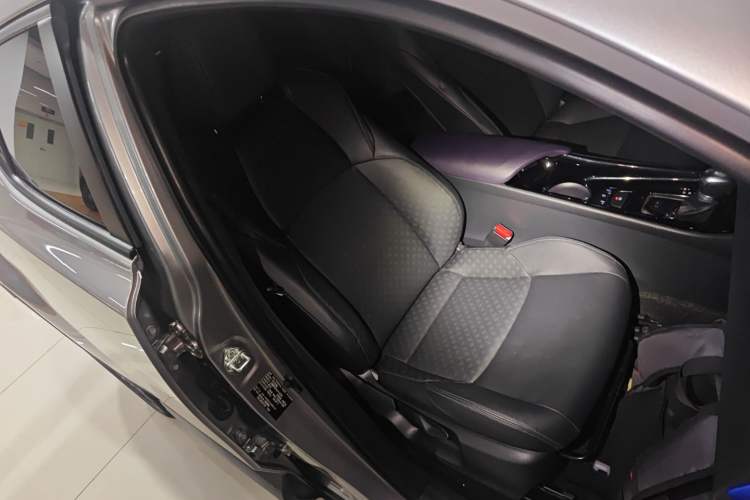 Used Toyota IZOA 2020 2.0L Enjoy Edition Right Front Seat