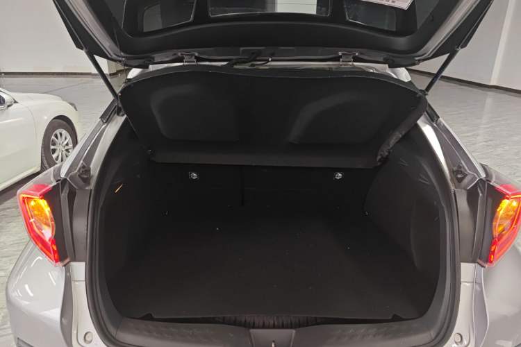 Used Toyota IZOA 2020 2.0L Yichi Version Trunk