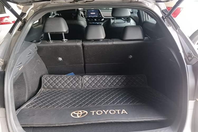 Used Toyota IZOA 2020 2.0L Yixuan Version Trunk