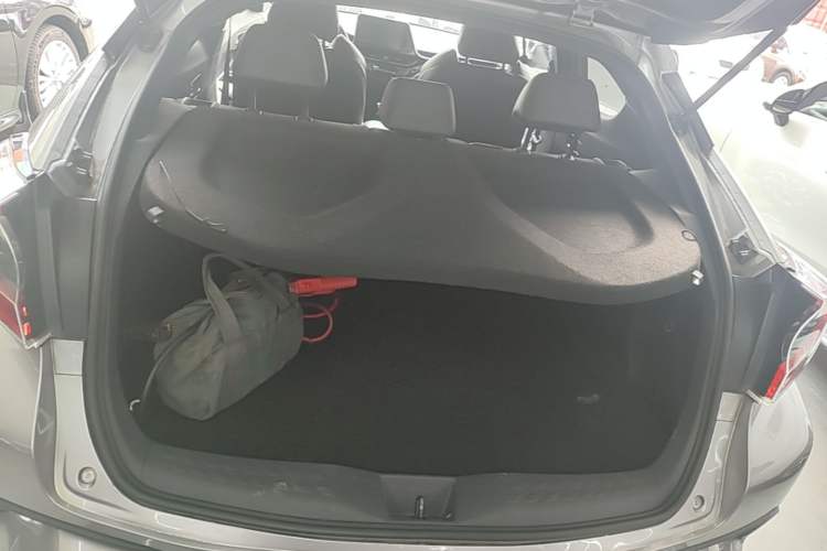 Used Toyota IZOA 2020 2.0L Yichi Version Trunk