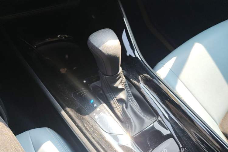 Used Toyota IZOA 2020 2.0L Yi Xiang CARE Gear Lever