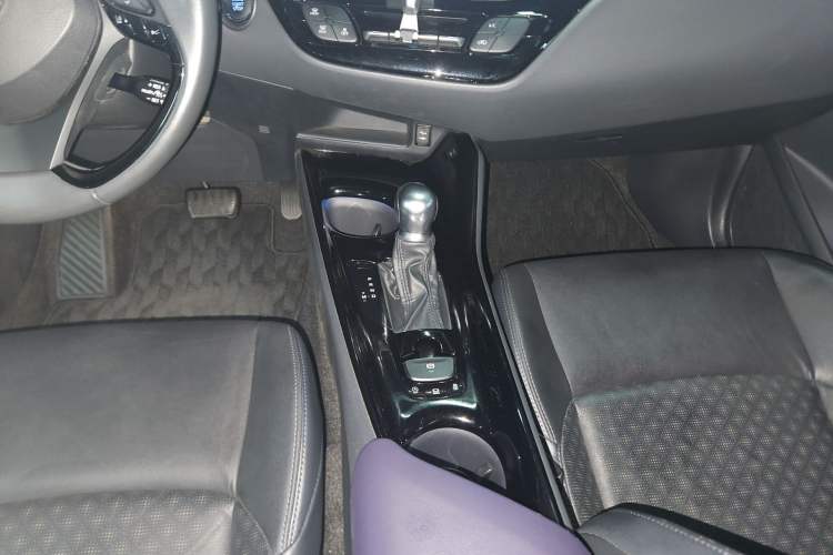 Used Toyota IZOA 2020 2.0L Yichi Version Interior 7