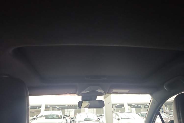 Used Toyota IZOA 2020 2.0L Yichi Version Interior 8