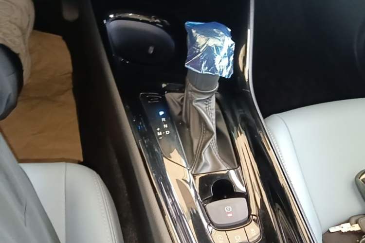 Used Toyota IZOA 2020 2.0L Yi Xiang CARE Gear Lever