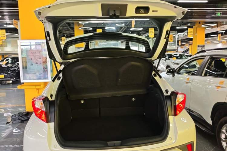 Used Toyota IZOA 2020 2.0L Enjoy Edition Trunk