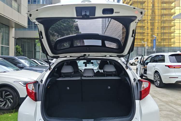 Used Toyota IZOA 2020 2.0L Enjoy Edition Trunk