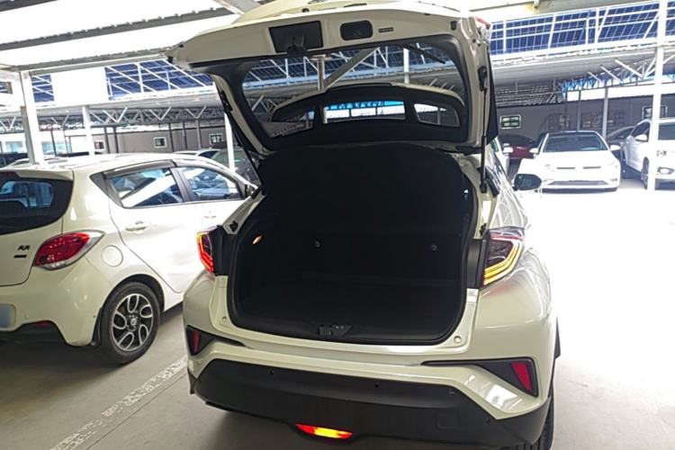 Used Toyota IZOA 2020 2.0L Yichi Version Trunk