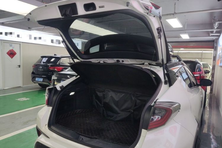 Used Toyota IZOA 2020 2.0L Yichi Version Trunk