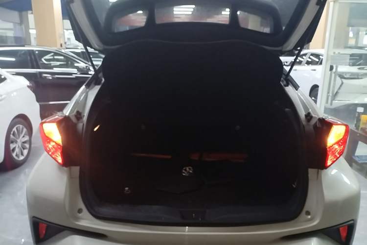 Used Toyota IZOA 2020 2.0L Yi Xiang CARE Trunk