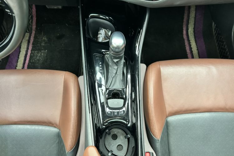 Used Toyota IZOA 2021 Dual-Motor 2.0L Yixuan Edition Interior 5