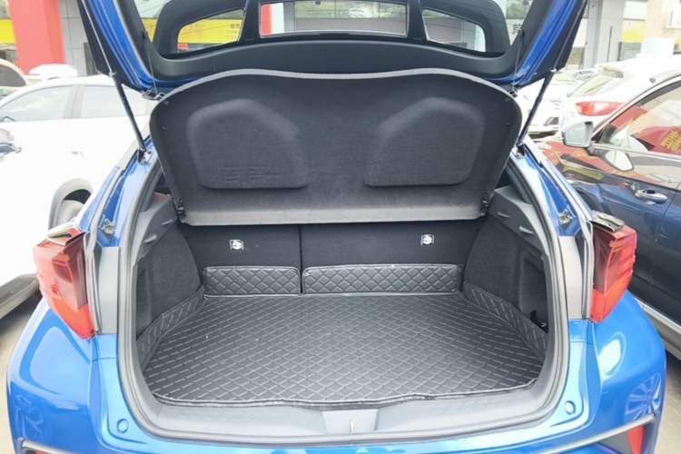 Used Toyota IZOA 2021 2.0L Yichi Version Trunk