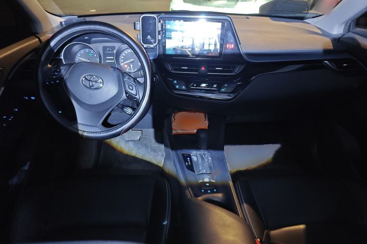 Used Toyota IZOA 2021 2.0L Enjoy Edition Center Console