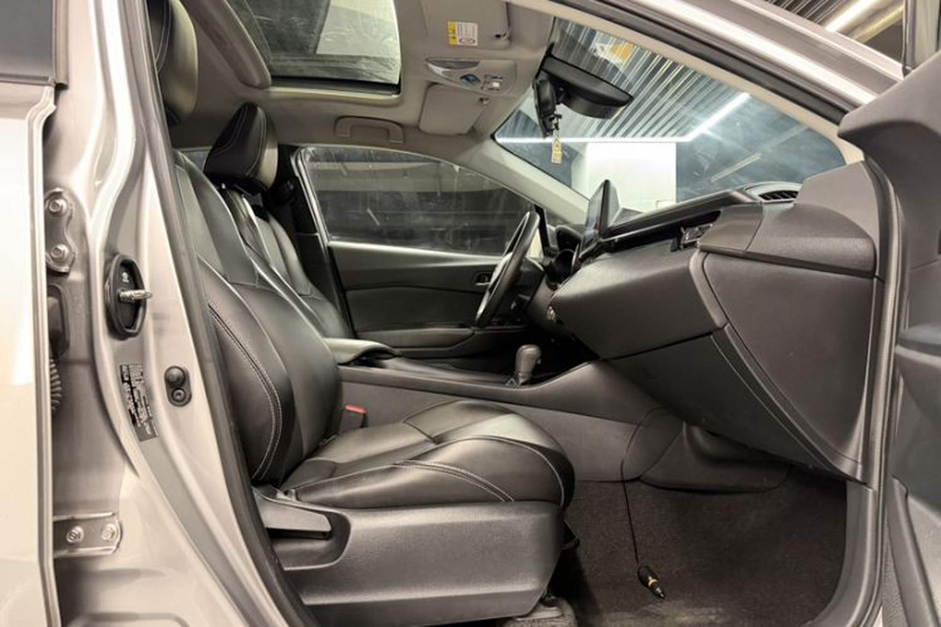 Used Toyota IZOA 2021 2.0L Yixing Version Interior 7