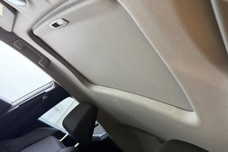 Used Toyota IZOA 2021 2.0L Yixing Version Interior 9