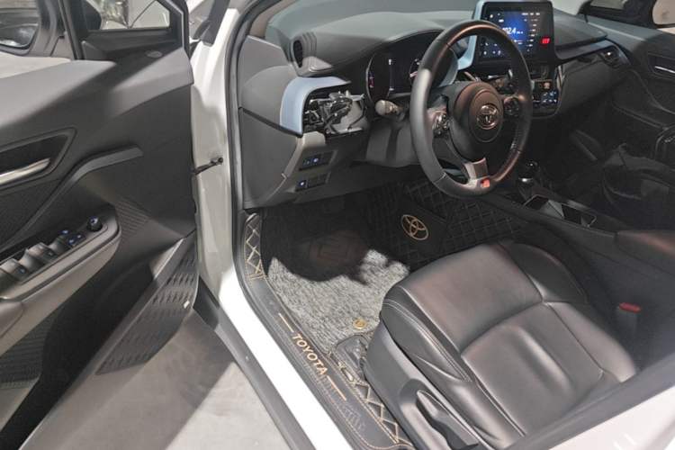 Used Toyota IZOA 2021 2.0L Enjoy Edition Driver Seat