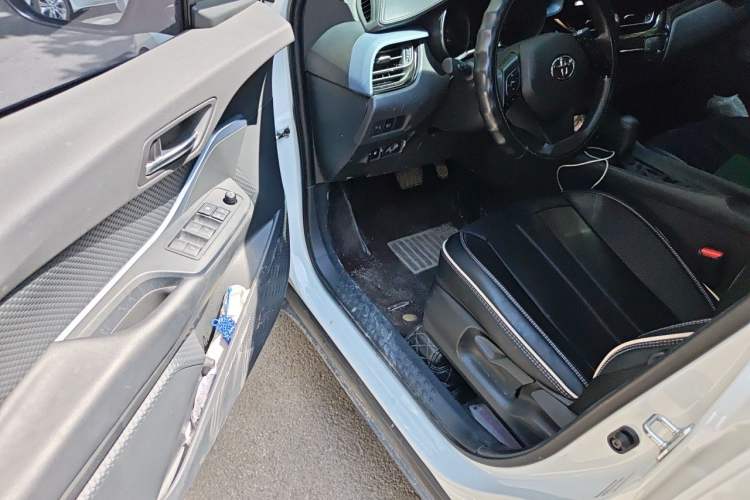 Used Toyota IZOA 2021 2.0L Enjoy Edition Driver Seat