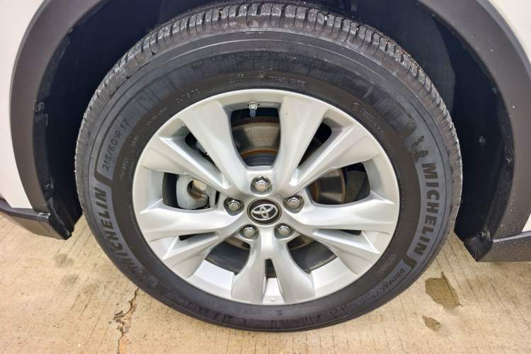 Used Toyota IZOA 2021 2.0L Yixing Version Exterior 4