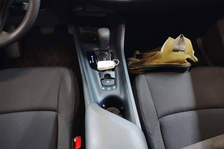 Used Toyota IZOA 2021 Dual-Motor 2.0L Yi Xing Edition Gear Lever