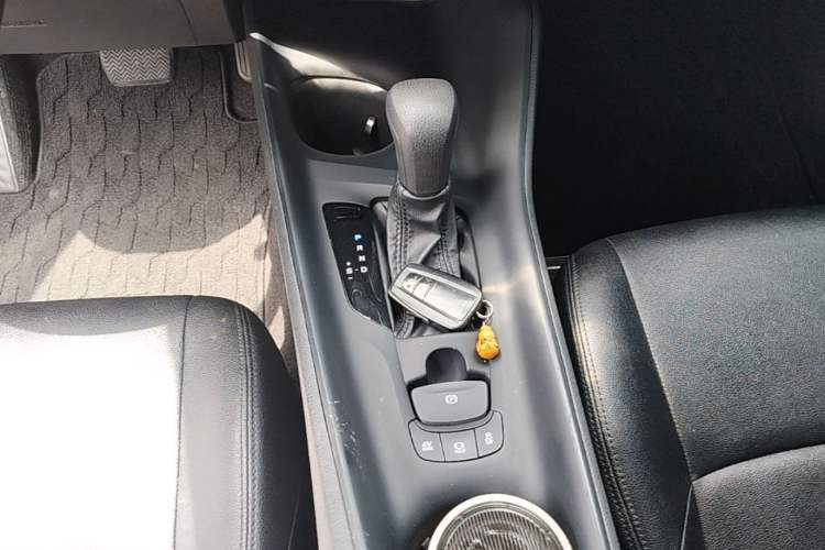 Used Toyota IZOA 2021 Dual-Motor 2.0L Yixiang Edition Gear Lever