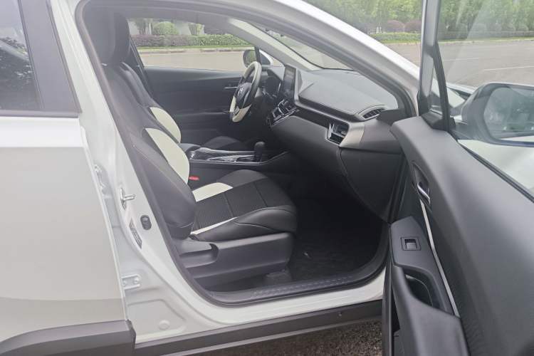 Used Toyota IZOA 2021 2.0L Yixing Version Interior 3