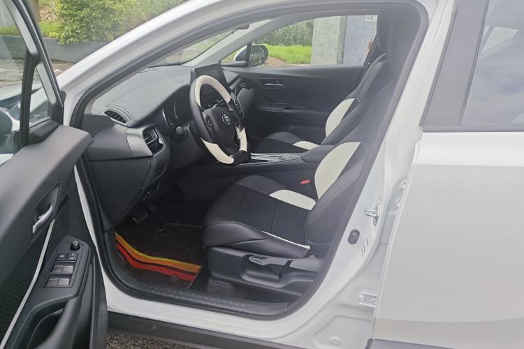 Used Toyota IZOA 2021 2.0L Yixing Version Interior 4
