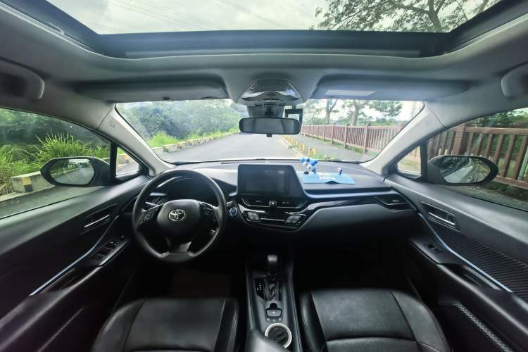 Used Toyota IZOA 2021 Dual-Motor 2.0L Yixiang Edition Interior 4