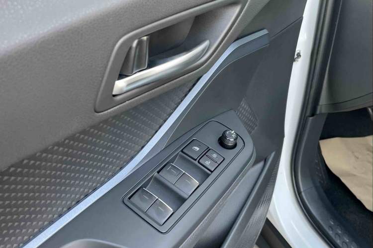 Used Toyota IZOA 2021 2.0L Enjoy Edition Interior 8