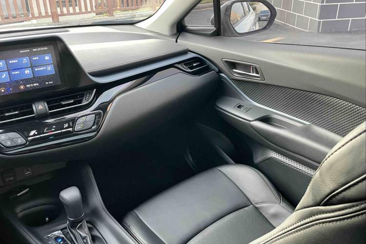Used Toyota IZOA 2021 2.0L Enjoy Edition Right Front Seat