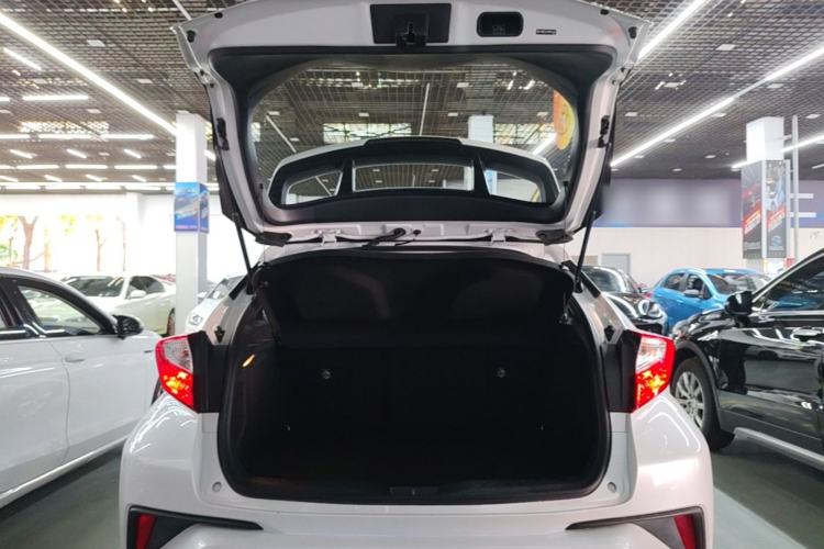 Used Toyota IZOA 2021 Dual-Motor 2.0L Yi Xing Edition Trunk