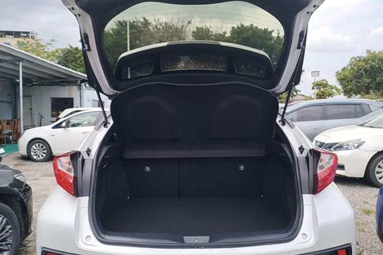 Used Toyota IZOA 2021 Dual-Motor 2.0L Yixiang Edition Trunk