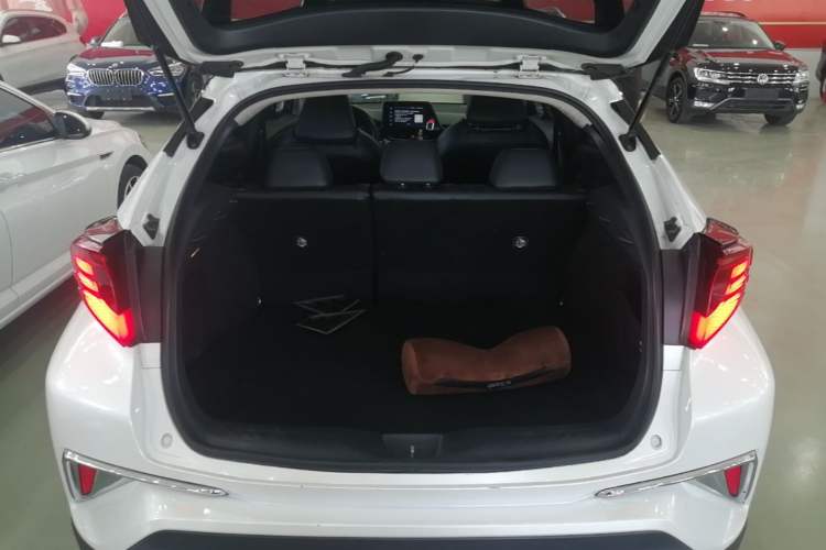 Used Toyota IZOA 2021 2.0L Yichi Version Trunk