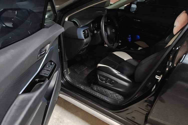 Used Toyota IZOA 2022 2.0L SPORT Edition Driver Seat