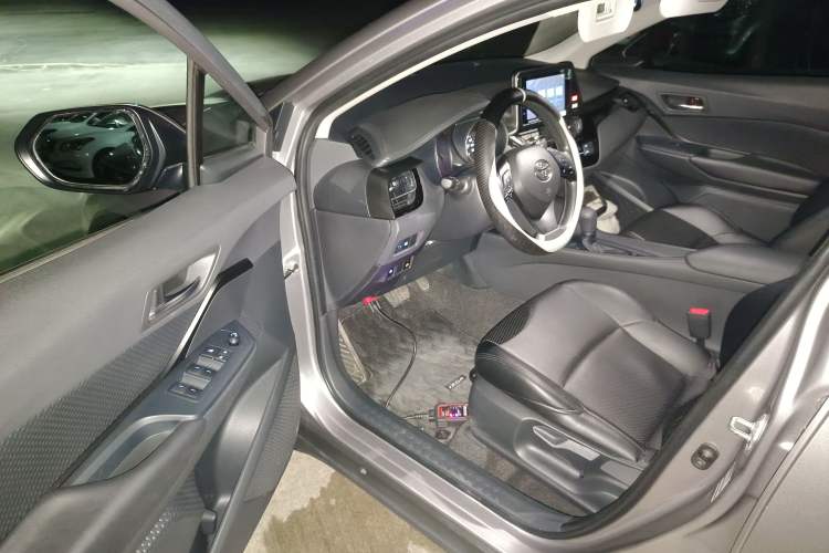 Used Toyota IZOA 2022 2.0L Yixing Version Interior 3
