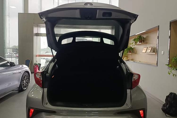 Used Toyota IZOA 2022 2.0L Yixing Version Trunk