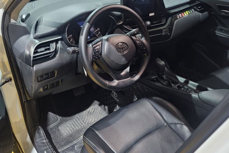 Used Toyota IZOA 2022 2.0L Yixing Version Interior 2