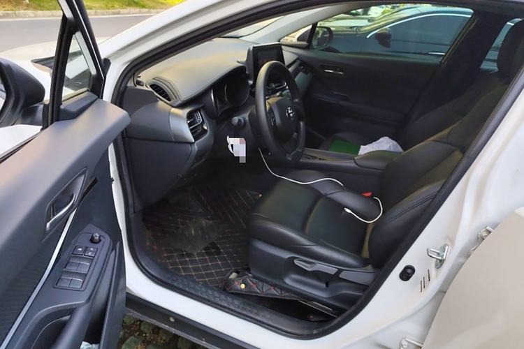 Used Toyota IZOA 2022 2.0L Yixing Version Interior 3