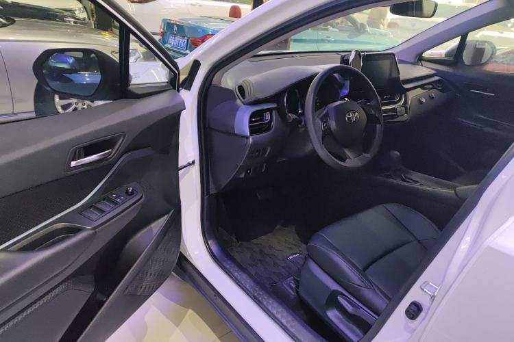 Used Toyota IZOA 2022 2.0L Yixing Version Interior 3