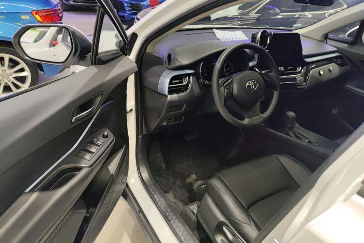 Used Toyota IZOA 2022 2.0L Yixing Version Interior 3