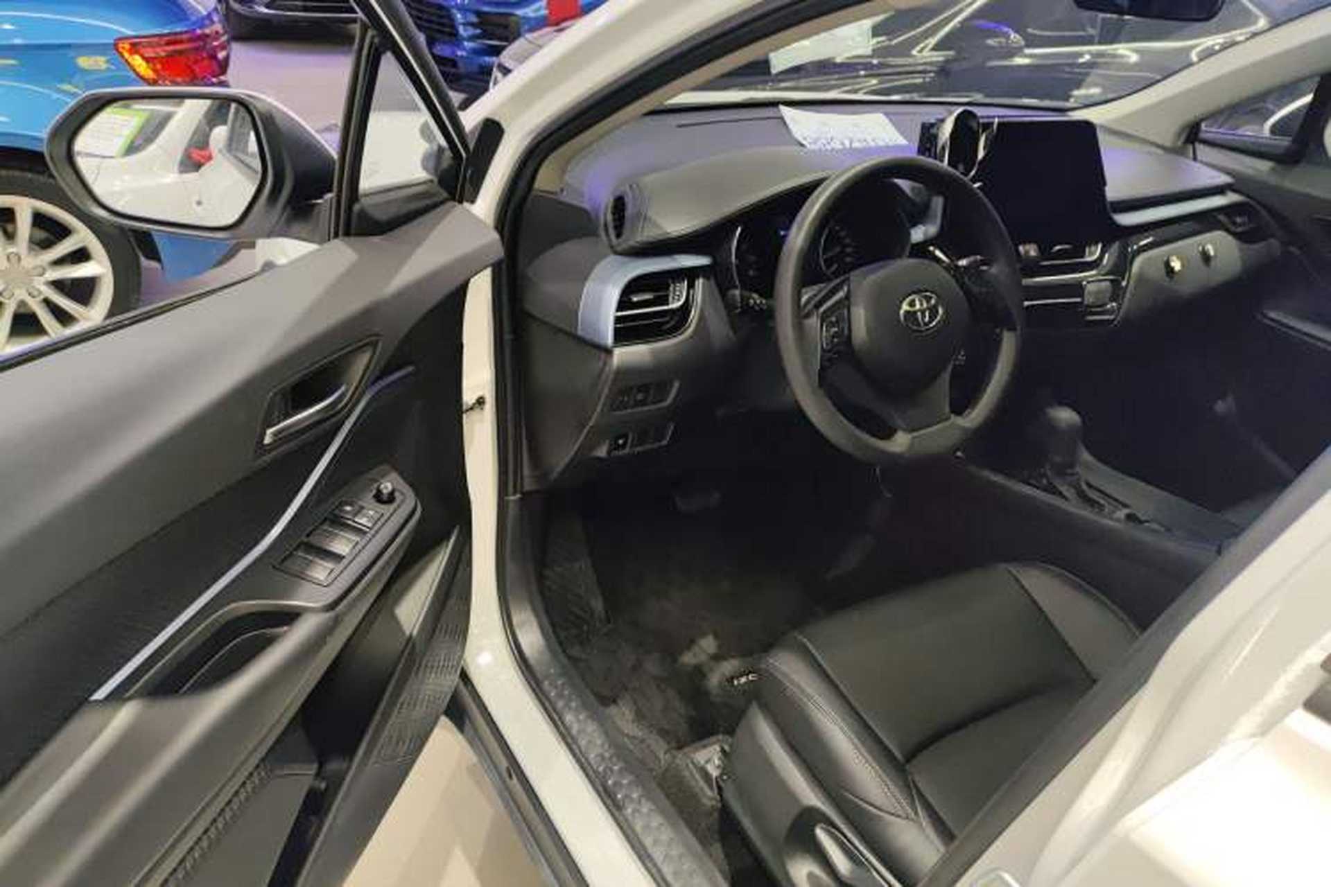 Used Toyota IZOA 2022 2.0L Yixing Version Interior 3