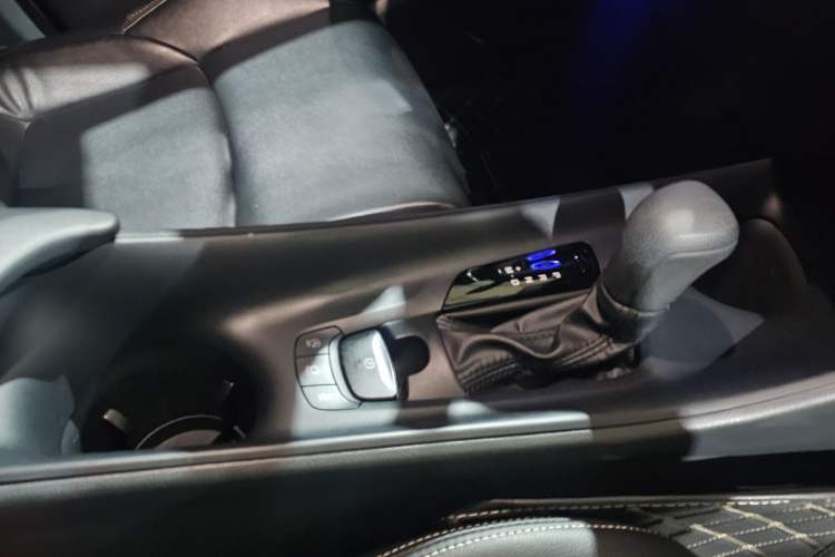 Used Toyota IZOA 2022 2.0L Yixing Version Interior 4