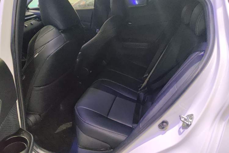 Used Toyota IZOA 2022 2.0L Yixing Version Interior 4