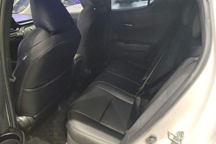 Used Toyota IZOA 2022 2.0L Yixing Version Interior 4