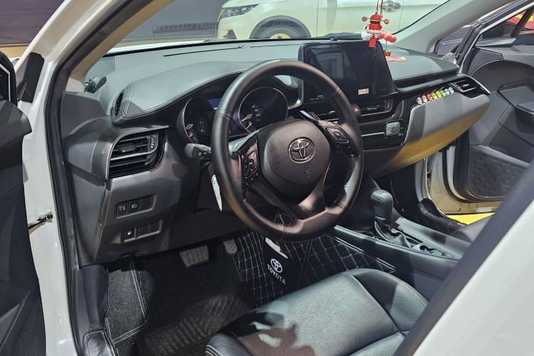 Used Toyota IZOA 2022 2.0L Yixing Version Interior 6