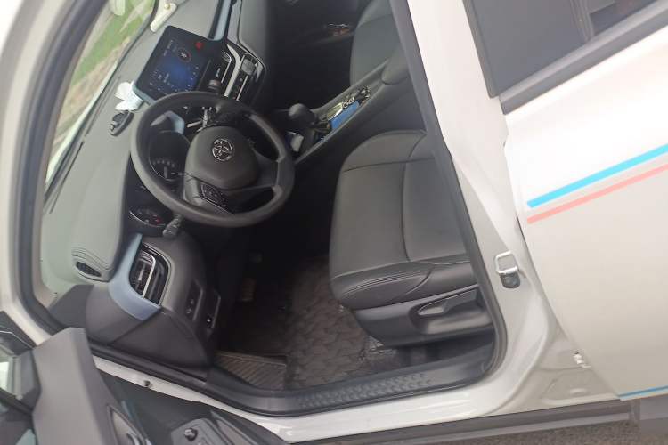 Used Toyota IZOA 2022 2.0L SPORT Edition Left Front Seat