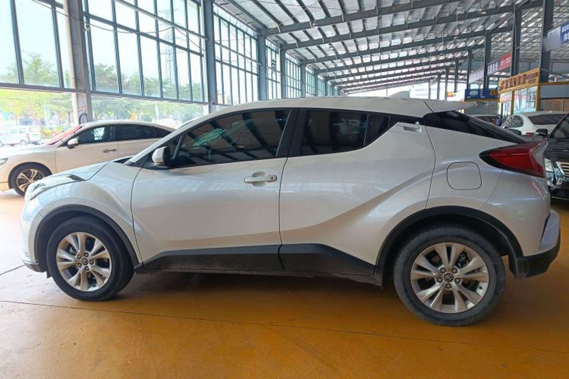Used Toyota IZOA 2022 2.0L Yixing Version Left Side