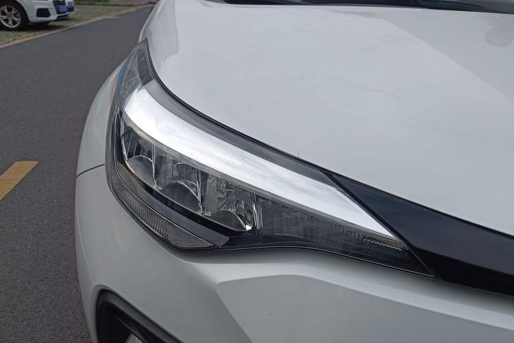 Used Toyota IZOA 2022 2.0L SPORT Edition Right Front Headlight