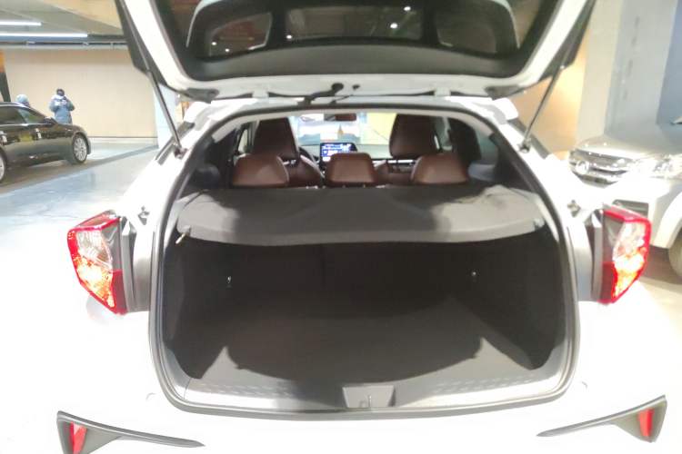 Used Toyota IZOA 2022 Dual-Motor 2.0L Yi Xing Edition Trunk