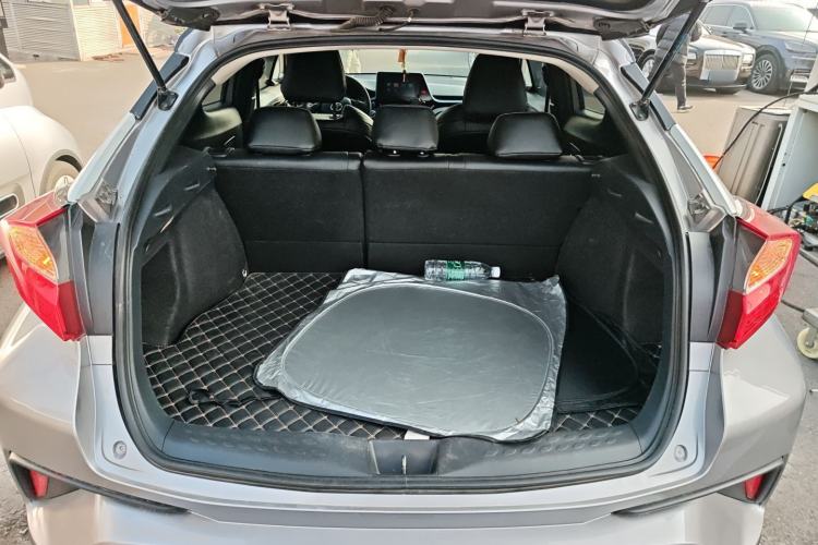 Used Toyota IZOA 2022 Dual-Motor 2.0L Yi Xing Edition Trunk
