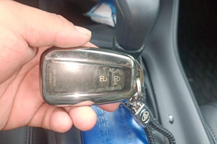 Used Toyota IZOA 2022 2.0L SPORT Edition Vehicle Key
